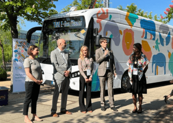 Ciudades de México y Colombia adoptan buses eléctricos para mitigar el cambio climático
