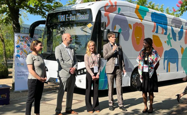 Ciudades de México y Colombia adoptan buses eléctricos para mitigar el cambio climático