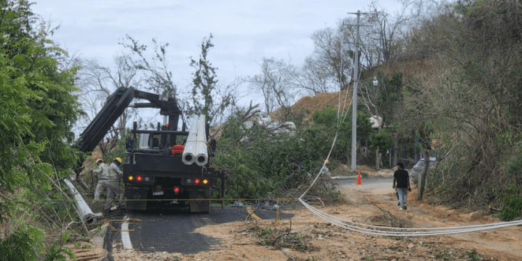 CFE restablece suministro eléctrico al 96% de los afectados por el paso del huracán Agatha