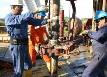 El excedente en la capacidad de producción mundial de petróleo crudo a la baja en 2022: EIA