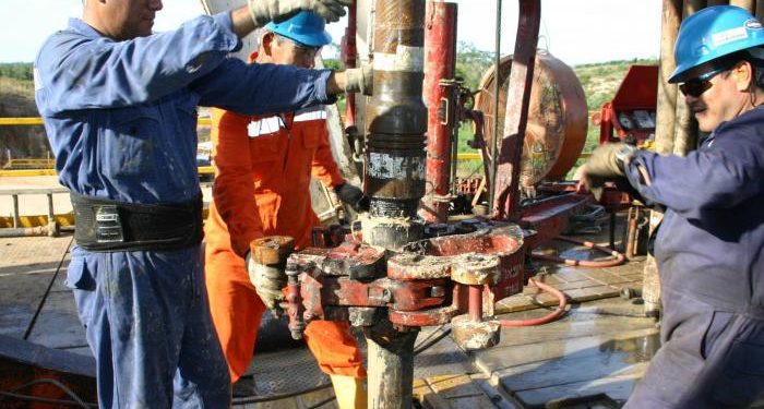 El excedente en la capacidad de producción mundial de petróleo crudo a la baja en 2022: EIA