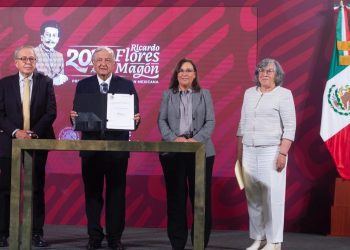 AMLO firma Iniciativa para eliminar Horario de Verano