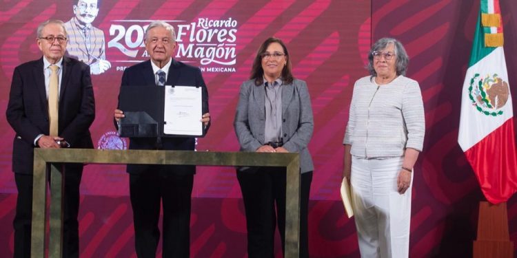 AMLO firma Iniciativa para eliminar Horario de Verano