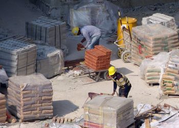 Crean curso híbrido sobre eficiencia energética para profesionales de albañilería