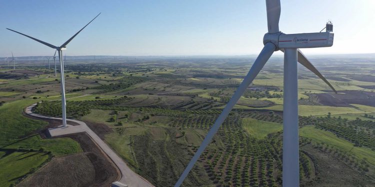 ACCIONA Energía gana 390 millones de euros;  ratifica plan de inversión de 700 millones de euros