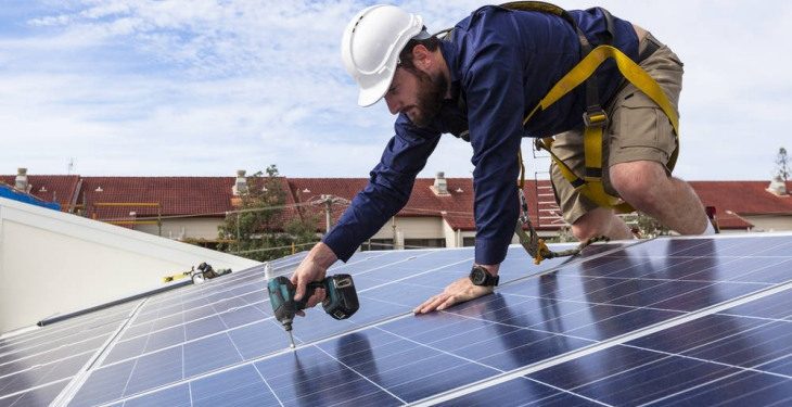 Escasez de mano de obra, altos precios y falta de suministros retrasan proyectos de generación solar en EEUU