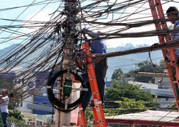 Piden programa de mantenimiento de postes y cableados (telarañas) de la CFE