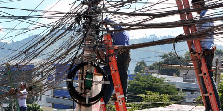 Piden programa de mantenimiento de postes y cableados (telarañas) de la CFE