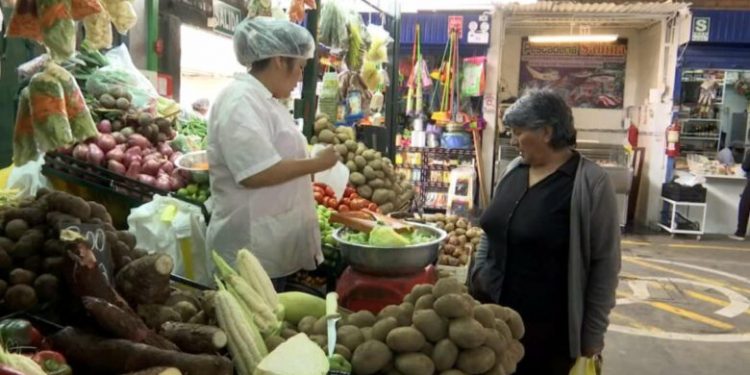 Consumo privado en el mercado interno sube 0.1% en junio; bienes importados 4.1%