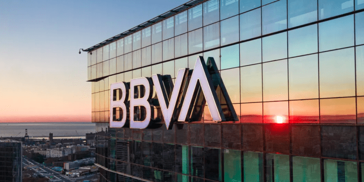 BBVA reducirá emisiones de su cartera de clientes de petróleo y gas un 30% antes de 2030