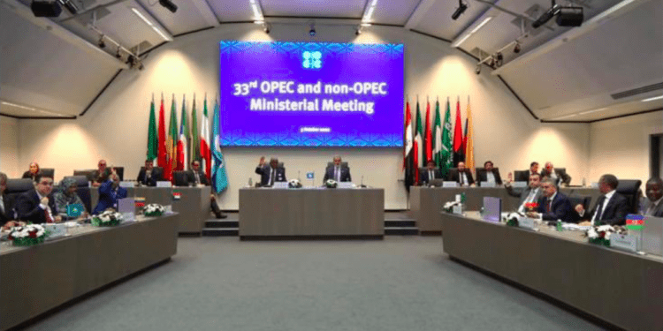 OPEP anuncia recorte de dos millones de barriles de crudo diarios en la producción para noviembre-diciembre