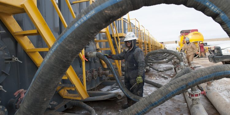 Producción de petróleo de EEUU en riesgo por la baja de pozos perforados incompletos