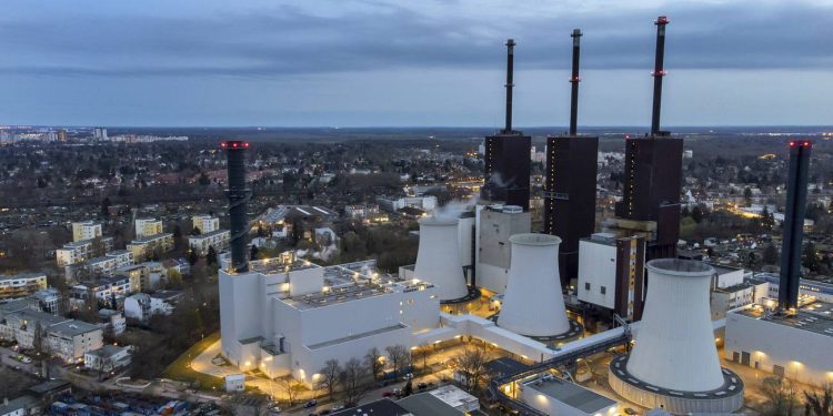 Producción de electricidad con combustibles en Europa crece 14.6%; energía renovable afectada por sequía