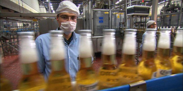 Industria cervecera reduce 30% consumo de agua en procesos de producción