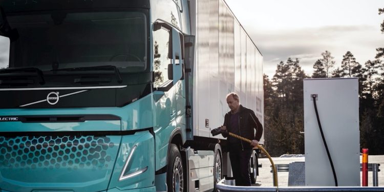 Ventas de vehículos eléctricos se dispara, pero el desafió esta en los camiones pesados, generan 30% de las emisiones
