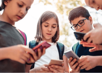 Cómo llamar la atención de la Generación Alfa, las personas que nacieron con un smartphone en las manos?