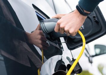 Eficiencia en los vehículos eléctricos reduciría las emisiones y la tensión en la red