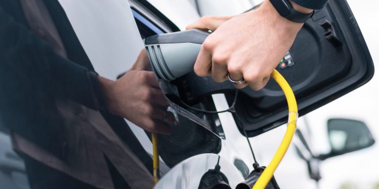 Eficiencia en los vehículos eléctricos reduciría las emisiones y la tensión en la red