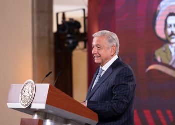 AMLO anuncia aumento retroactivo de 8.2% a salarios de maestros