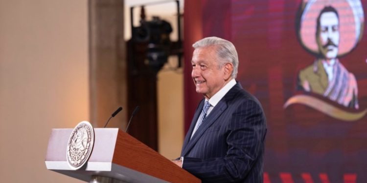 AMLO anuncia aumento retroactivo de 8.2% a salarios de maestros