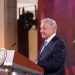 AMLO anuncia aumento retroactivo de 8.2% a salarios de maestros