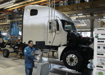 Freightliner e Internacional impulsan sector de vehículos pesados; producción crece 24% en enero-abril 2023