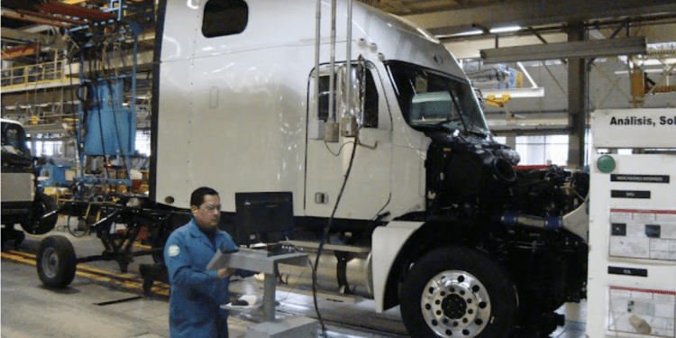 Freightliner e Internacional impulsan sector de vehículos pesados; producción crece 24% en enero-abril 2023