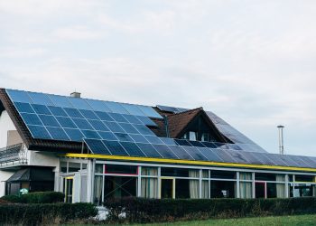 ICM propone recanalizar el subsidio de la tarifa eléctrica y financiar techos solares en hogares