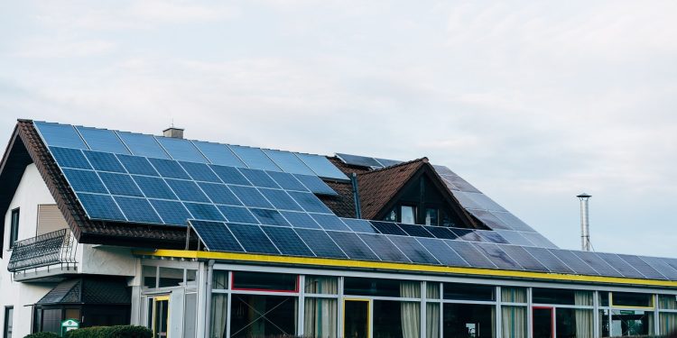 ICM propone recanalizar el subsidio de la tarifa eléctrica y financiar techos solares en hogares