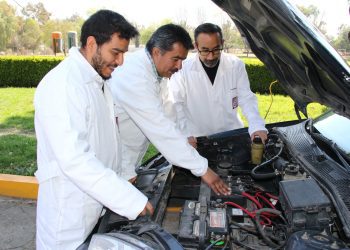 Politécnicos convierten auto mecánico a eléctrico a costo competitivo
