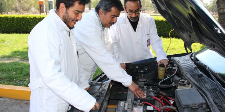 Politécnicos convierten auto mecánico a eléctrico a costo competitivo