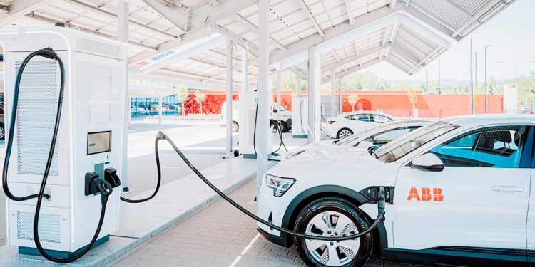 ABB E-mobility presenta HVC360, nueva solución de carga de flotas