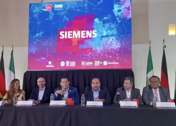 México no tiene problemas de energía, pero sí de transmisión: Diego Sinhue Rodríguez