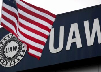 Huelga automotriz en EEUU se extiende a otros centros de trabajo; impacto al sector, todavía es limitado: S&P