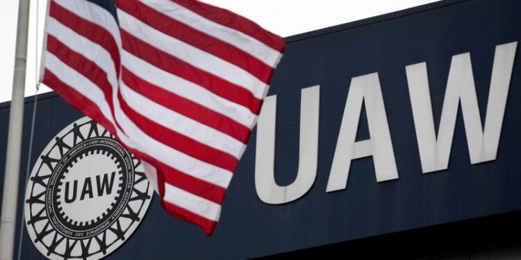 Huelga automotriz en EEUU se extiende a otros centros de trabajo; impacto al sector, todavía es limitado: S&P