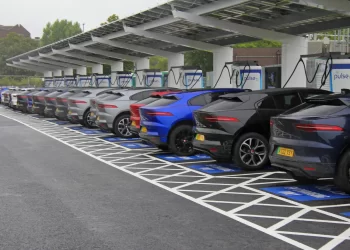 Jaguar apoya apertura de uno de los centros de carga de vehículos más grande de Europa