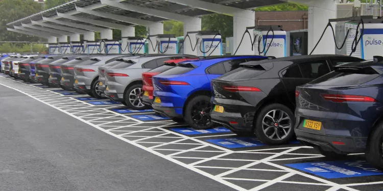 Jaguar apoya apertura de uno de los centros de carga de vehículos más grande de Europa