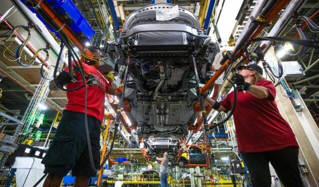 General Motors retrasa producción de camionetas eléctricas por estrategia de negocios