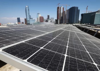 Energía solar fotovoltaica enfrenta reto de costos crecientes y baja de precios de energía en EEUU, mercados emergentes al rescate