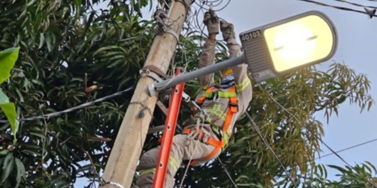 Trabajadores de la CFE revisan casa por casa instalaciones afectadas por huracán Otis