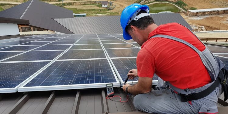 Solarever y LONGi profesionalizarán a técnicos en energías limpias y prácticas sustentables