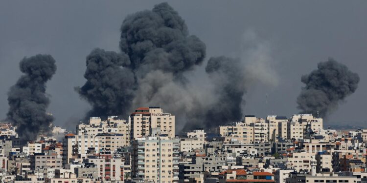 Conflicto en Oriente Medio provoca alza en precios de combustibles y aumento en inflación