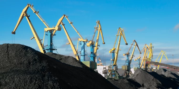 Consumo de carbón alcanza máximo en el 2023, pero inicia su caída en los próximo años: AIE