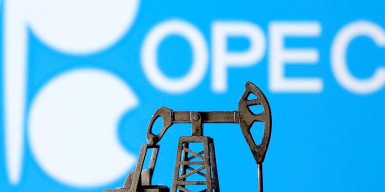 OPEP+ anuncia recortes de producción adicionales por 2.2 millones de barriles por día