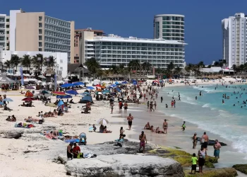 Turismo terrestre de cae en México en octubre de 2023; turistas nacionales en extranjero al alza