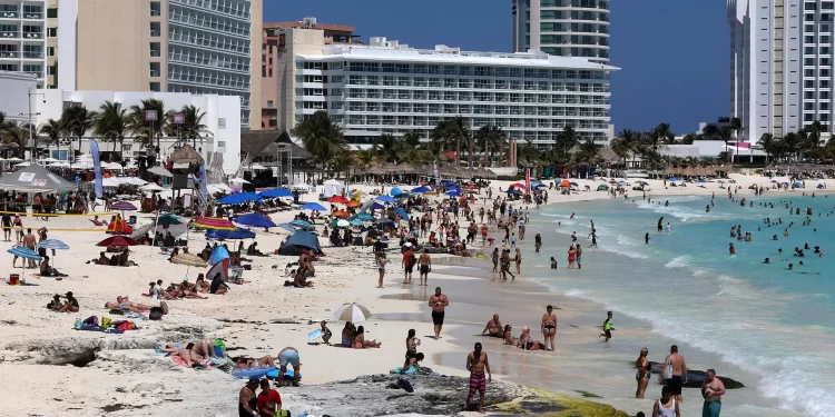 Turismo terrestre de cae en México en octubre de 2023; turistas nacionales en extranjero al alza