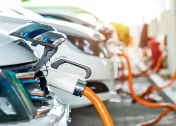 California lidera en EEUU número de vehículos eléctricos y estaciones de carga