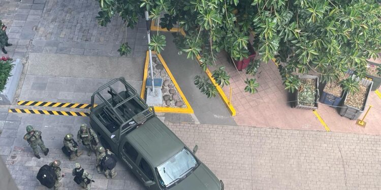 Desalojan Torre de Pemex por granada; Sedena controla emergencia