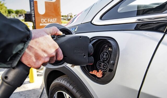 Vehículos eléctricos e híbridos superan el 16 % de las ventas totales de vehículos ligeros de EE. UU. en 2023