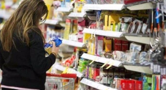 Confianza del consumidor baja 0.4 puntos en diciembre de 2023